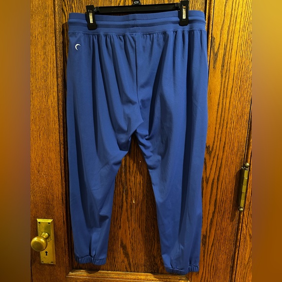 ZYIA Activewear Cropped High-Low Sweater and Unwind Joggers Set Size L (NWOT) - Picture 9 of 16